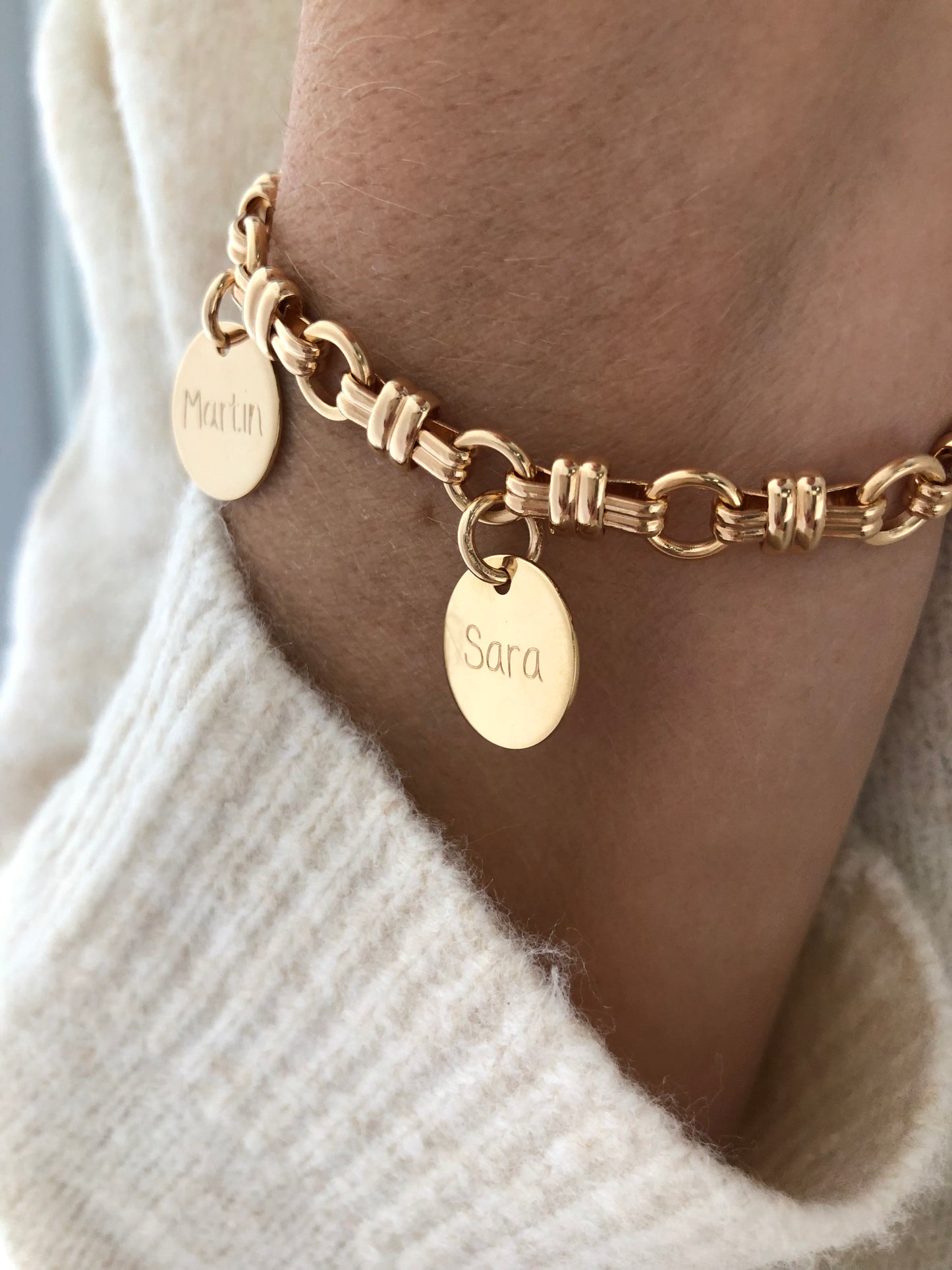 Pulsera Personalizada con Cadena de Eslabón Combinado con Baño de oro y dos medallas